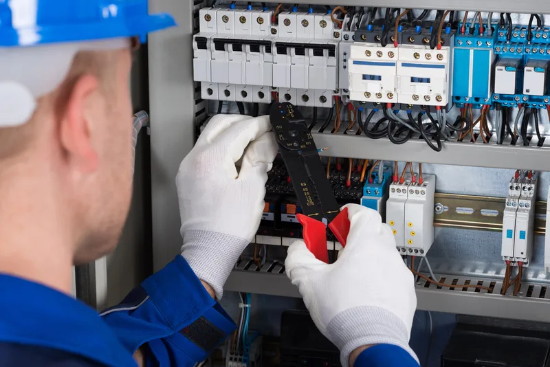 Électricien professionnel au travail — Assistance Dépannage PC Paris, Paris